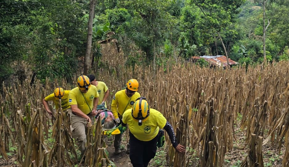 Equipo de Comandos de Salvamento traslada a Clotilde Pérez Rosales, de 68 años, tras rescatarla en zona rural. Foto: Comandos de Salvamento.