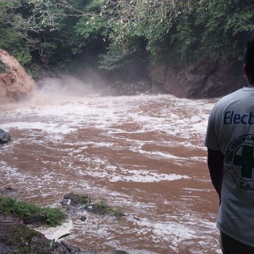 Equipos de Cruz Verde Salvadoreña en el lugar del rescate de un turista atrapado en Las Cascadas de Huizúcar. Foto: Cruz Verde.