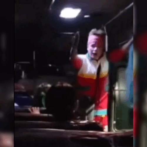 Un payaso reacciona con molestia al ser grabado por un pasajero dentro de un bus. Foto: Cortesía.