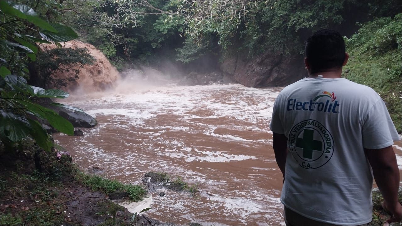 Equipos de Cruz Verde Salvadoreña en el lugar del rescate de un turista atrapado en Las Cascadas de Huizúcar. Foto: Cruz Verde.