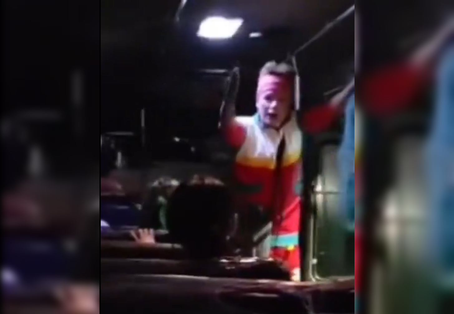 Un payaso reacciona con molestia al ser grabado por un pasajero dentro de un bus. Foto: Cortesía.