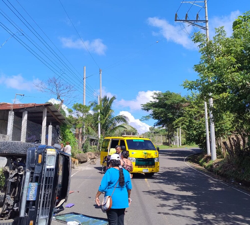 Equipos de emergencia brindan atención pre-hospitalaria a víctimas de accidentes viales en diferentes zonas del país. Foto: Comandos de Salvamento.