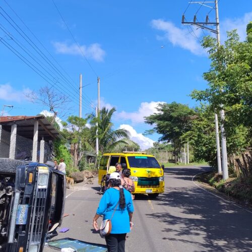 Equipos de emergencia brindan atención pre-hospitalaria a víctimas de accidentes viales en diferentes zonas del país. Foto: Comandos de Salvamento.