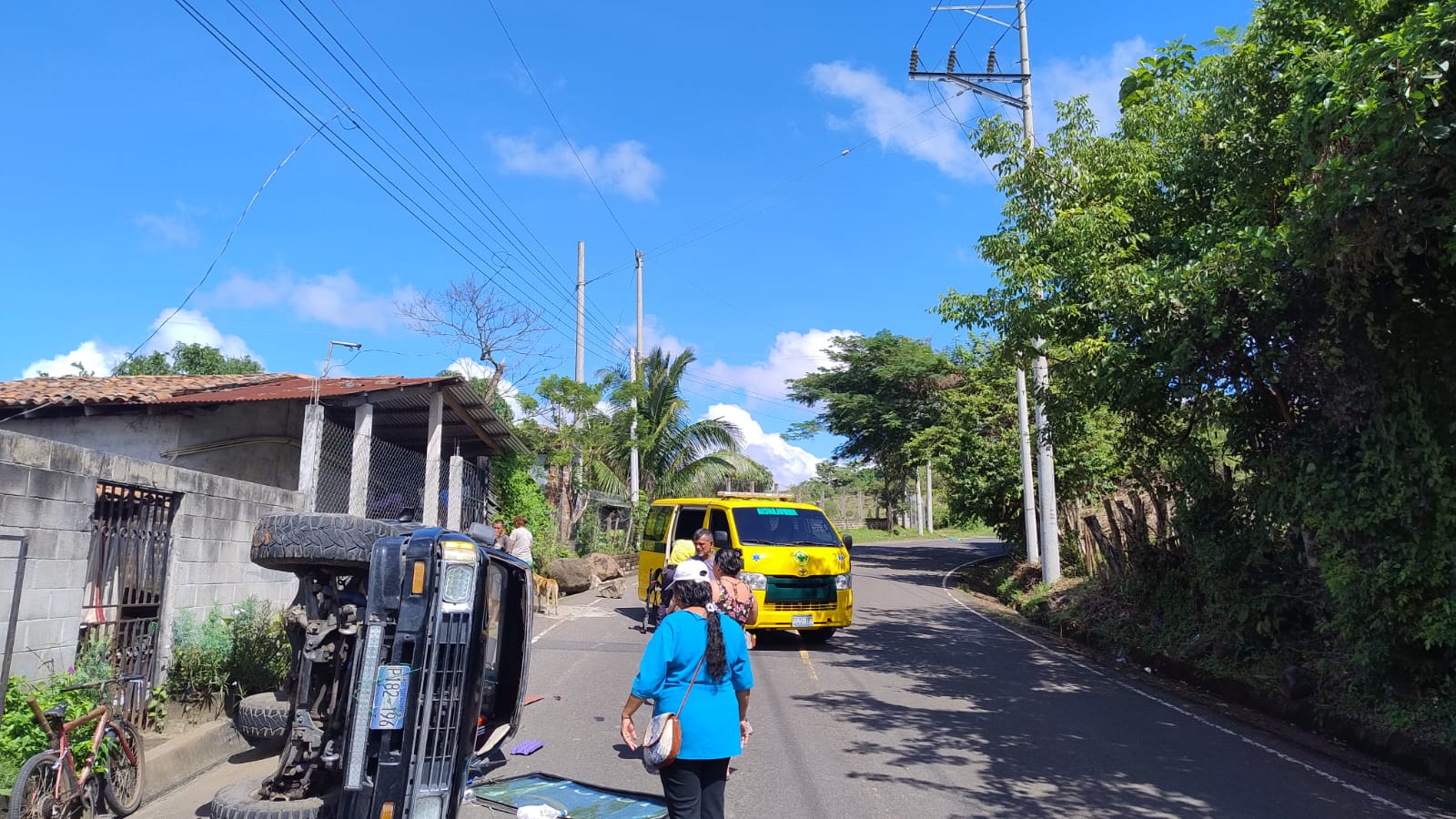 Equipos de emergencia brindan atención pre-hospitalaria a víctimas de accidentes viales en diferentes zonas del país. Foto: Comandos de Salvamento.