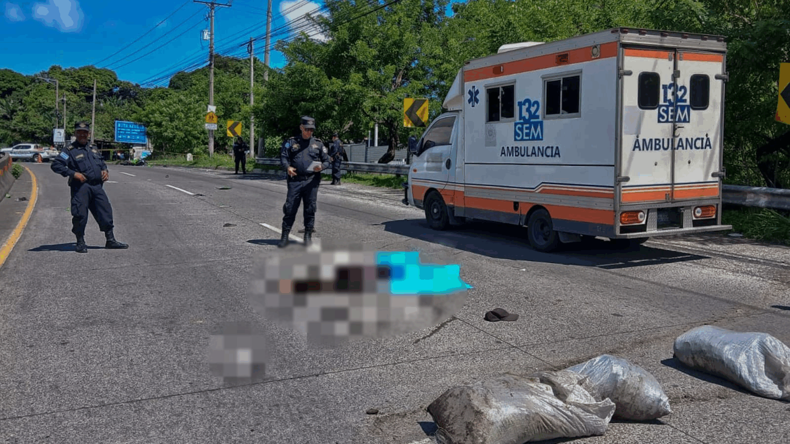 Autoridades y servicios de emergencia en el lugar del accidente en el bulevar Constitución, Residencial La Gloria. Foto: @PNCSV.