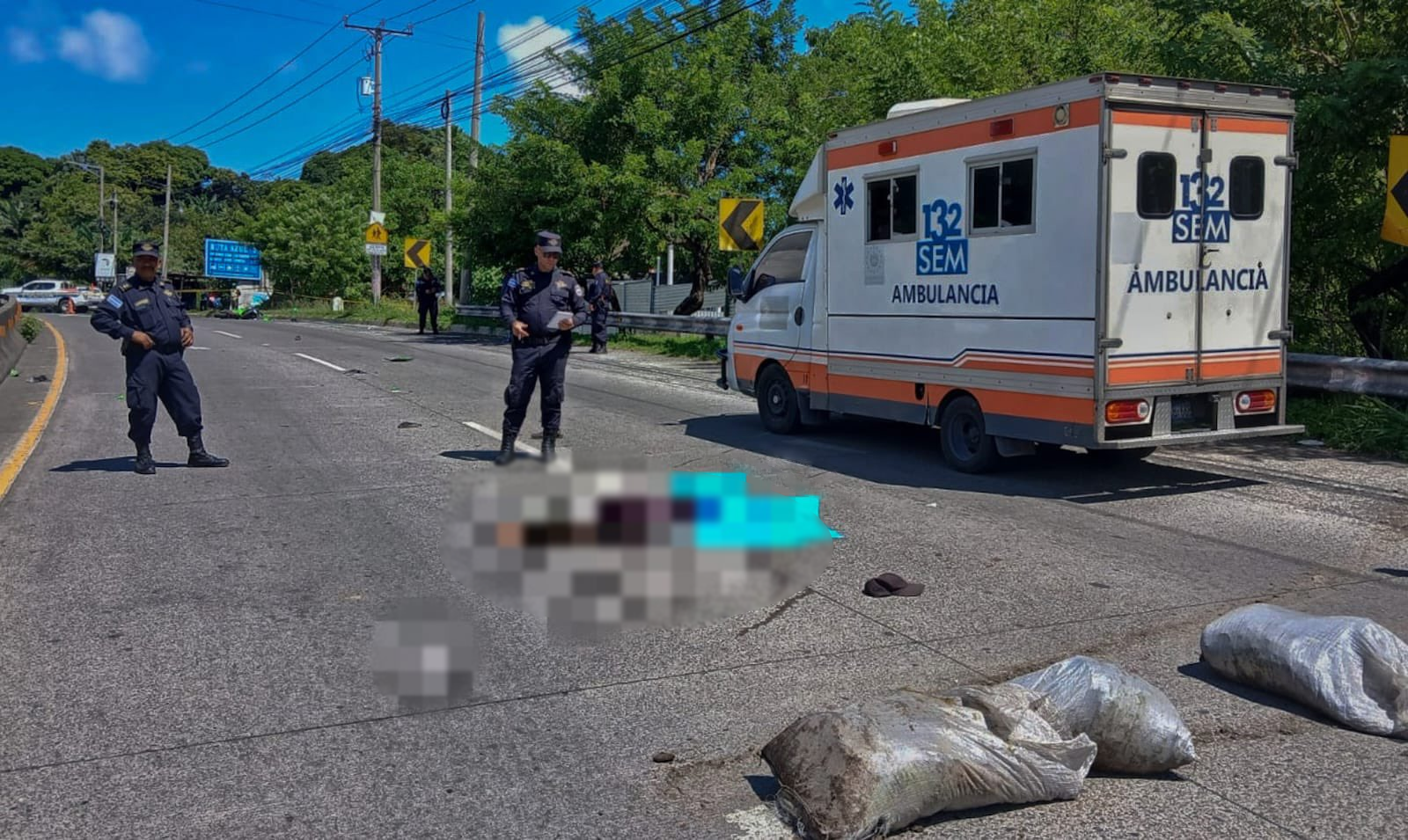 Autoridades y servicios de emergencia en el lugar del accidente en el bulevar Constitución, Residencial La Gloria. Foto: @PNCSV.