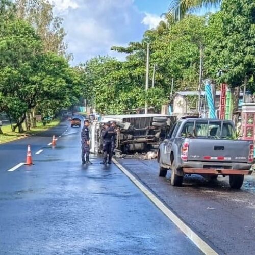 Camión volcado en la Panamericana tras perder el control en el km 45, San Vicente Norte. Foto: PNCSV.