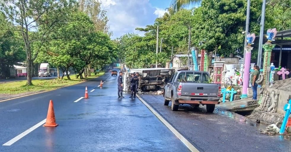 Camión volcado en la Panamericana tras perder el control en el km 45, San Vicente Norte. Foto: PNCSV.