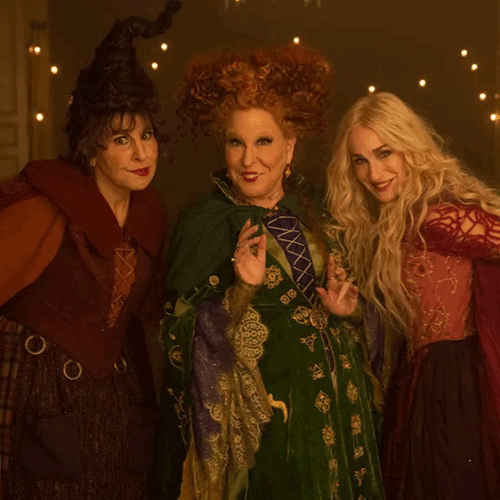 Bette Midler, Sarah Jessica Parker y Kathy Najimy como las hermanas Sanderson en "Abracadabra", un clásico de Halloween. Foto: © Disney / Hocus Pocus 2