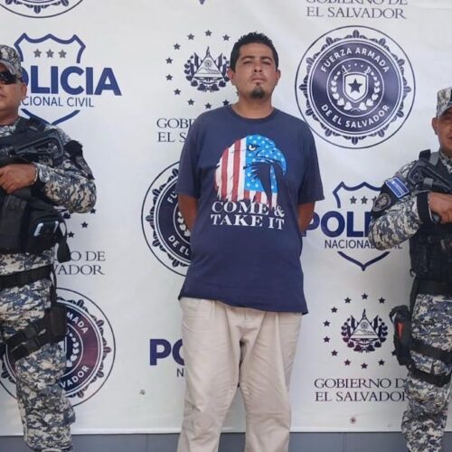 Presunto pandillero capturado en Soyapango tras amenazar a vecinos de la colonia Guayacán. Foto: @PNCSV