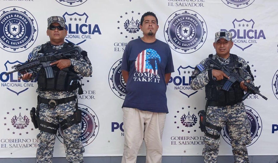 Presunto pandillero capturado en Soyapango tras amenazar a vecinos de la colonia Guayacán. Foto: @PNCSV