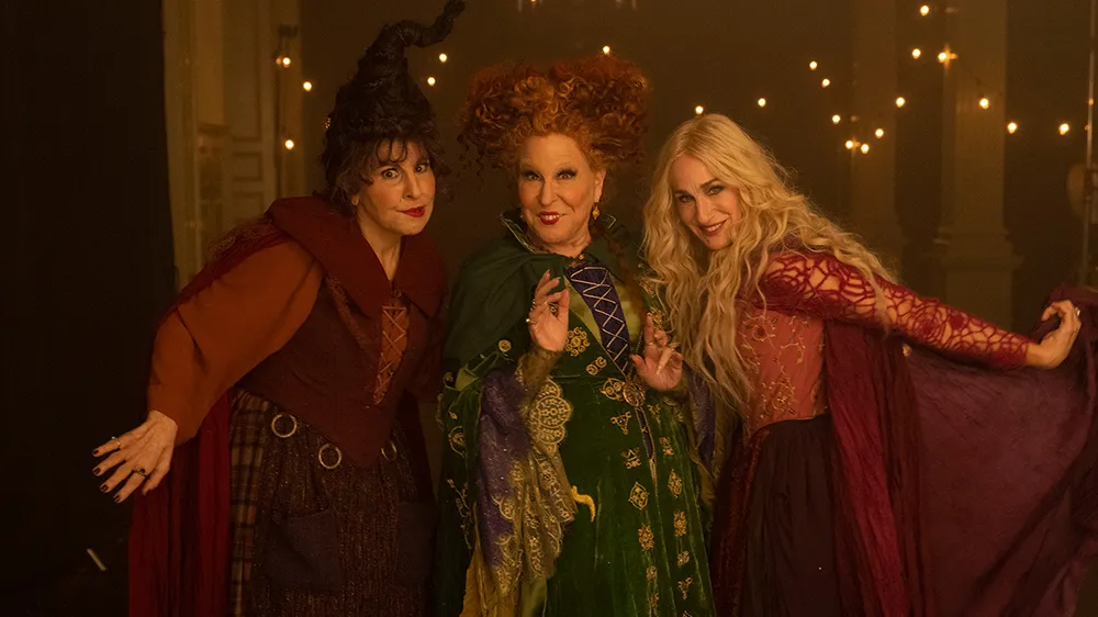 Bette Midler, Sarah Jessica Parker y Kathy Najimy como las hermanas Sanderson en "Abracadabra", un clásico de Halloween. Foto: © Disney / Hocus Pocus 2