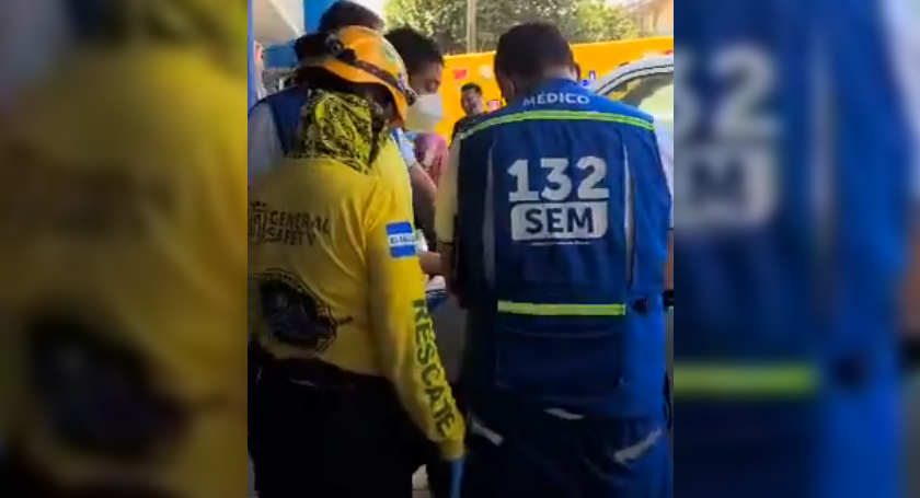 Equipos de Comandos de Salvamento y SEM 132 atienden emergencia por intoxicación en comercio textil de San Salvador. Foto: Cortesía.