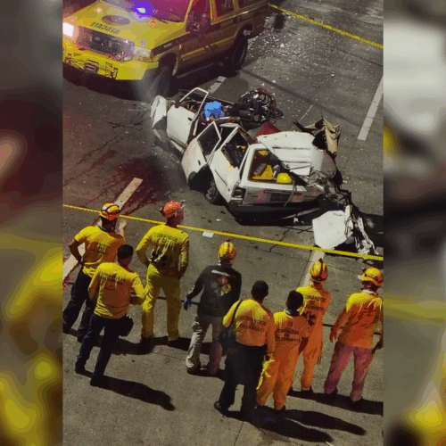 Comandos de Salvamento realiza rescate con equipo hidráulico tras accidente en Carretera a Comalapa. Foto: Comandos de Salvamento.