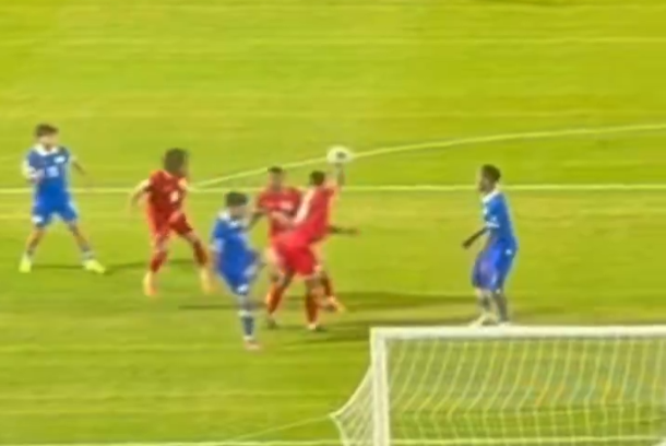 Momento polémico en el partido entre El Salvador y Panamá donde el diputado William Soriano reclama una "mano" no sancionada. Foto: