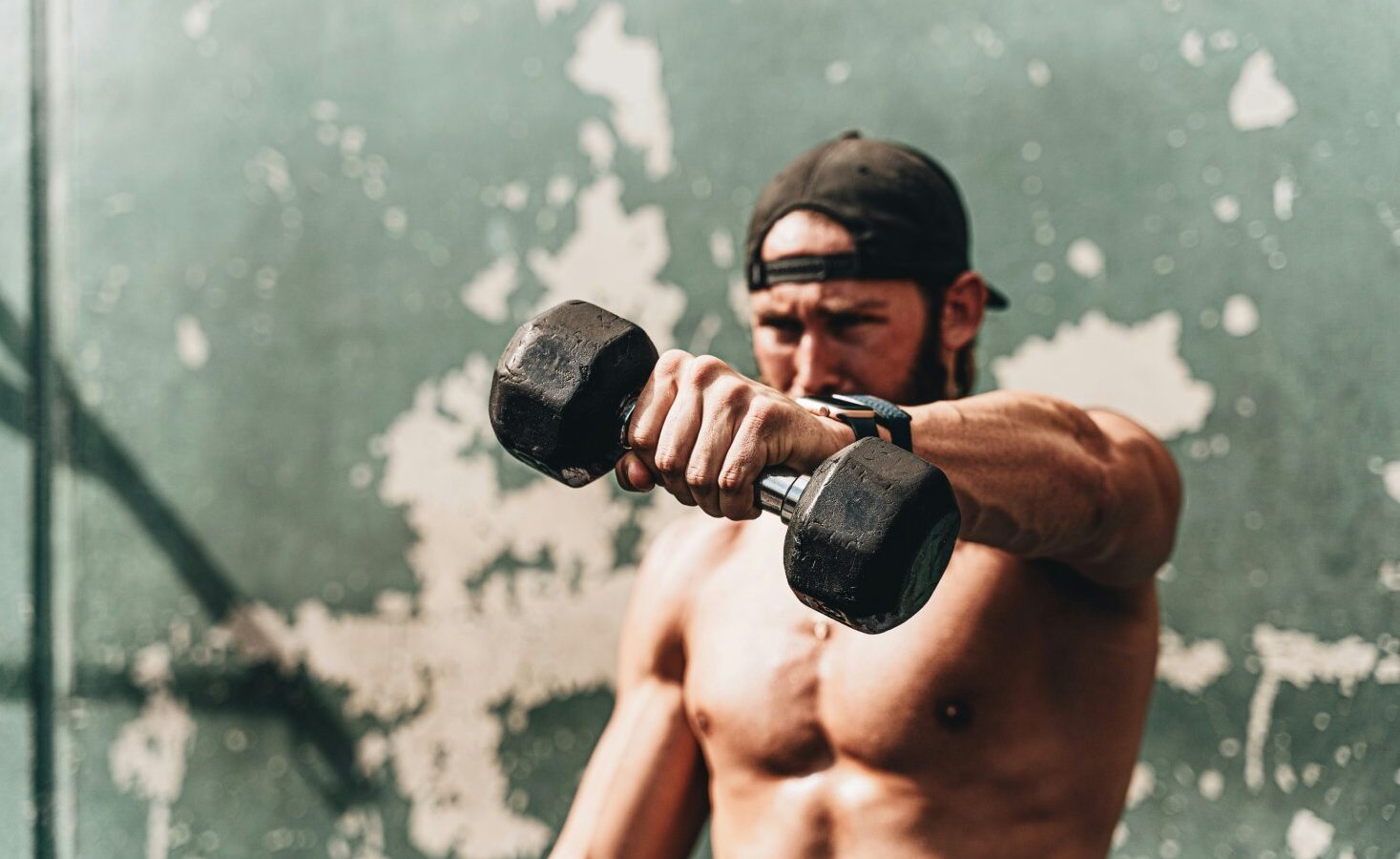 El entrenamiento de fuerza con más peso ayuda a transformar el cuerpo después de los 40 años. Foto: LOGAN WEAVER | @LGNWVR