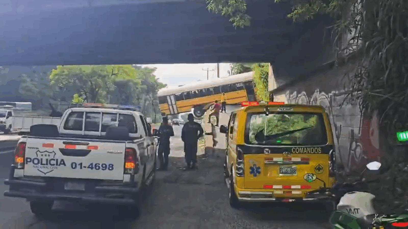 Autoridades controlan el paso vehicular tras un siniestro vial en el puente San José, Soyapango. Foto: @VMTSV.
