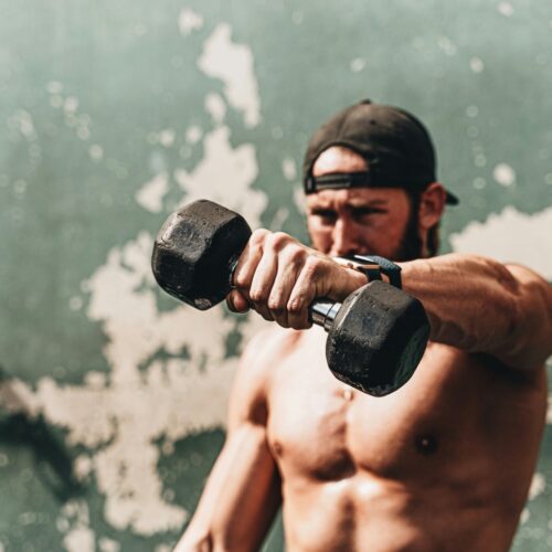 El entrenamiento de fuerza con más peso ayuda a transformar el cuerpo después de los 40 años. Foto: LOGAN WEAVER | @LGNWVR
