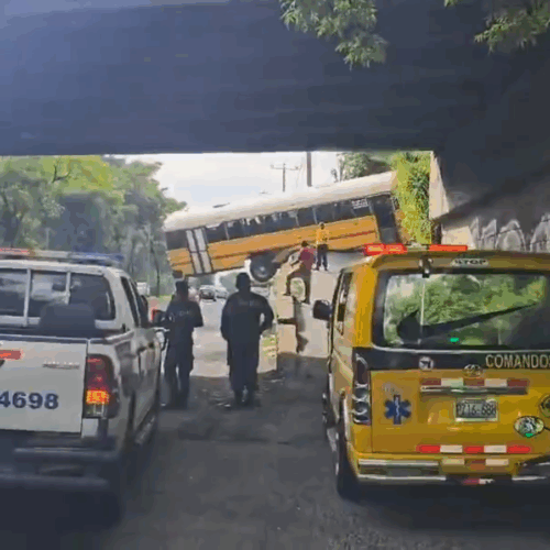 Autoridades controlan el paso vehicular tras un siniestro vial en el puente San José, Soyapango. Foto: @VMTSV.