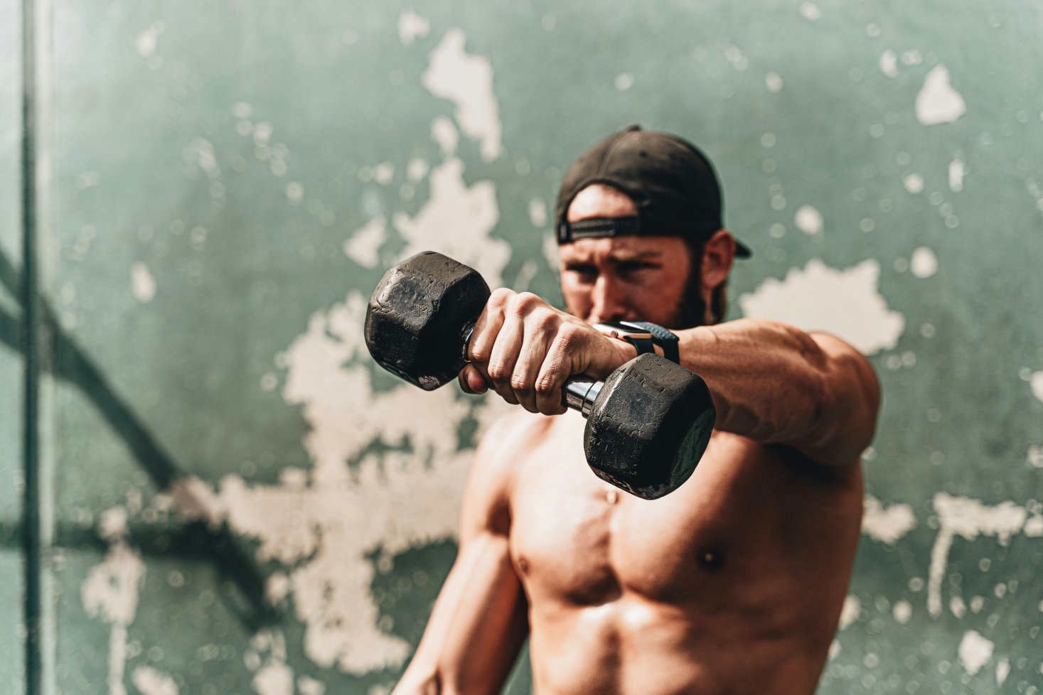 El entrenamiento de fuerza con más peso ayuda a transformar el cuerpo después de los 40 años. Foto: LOGAN WEAVER | @LGNWVR