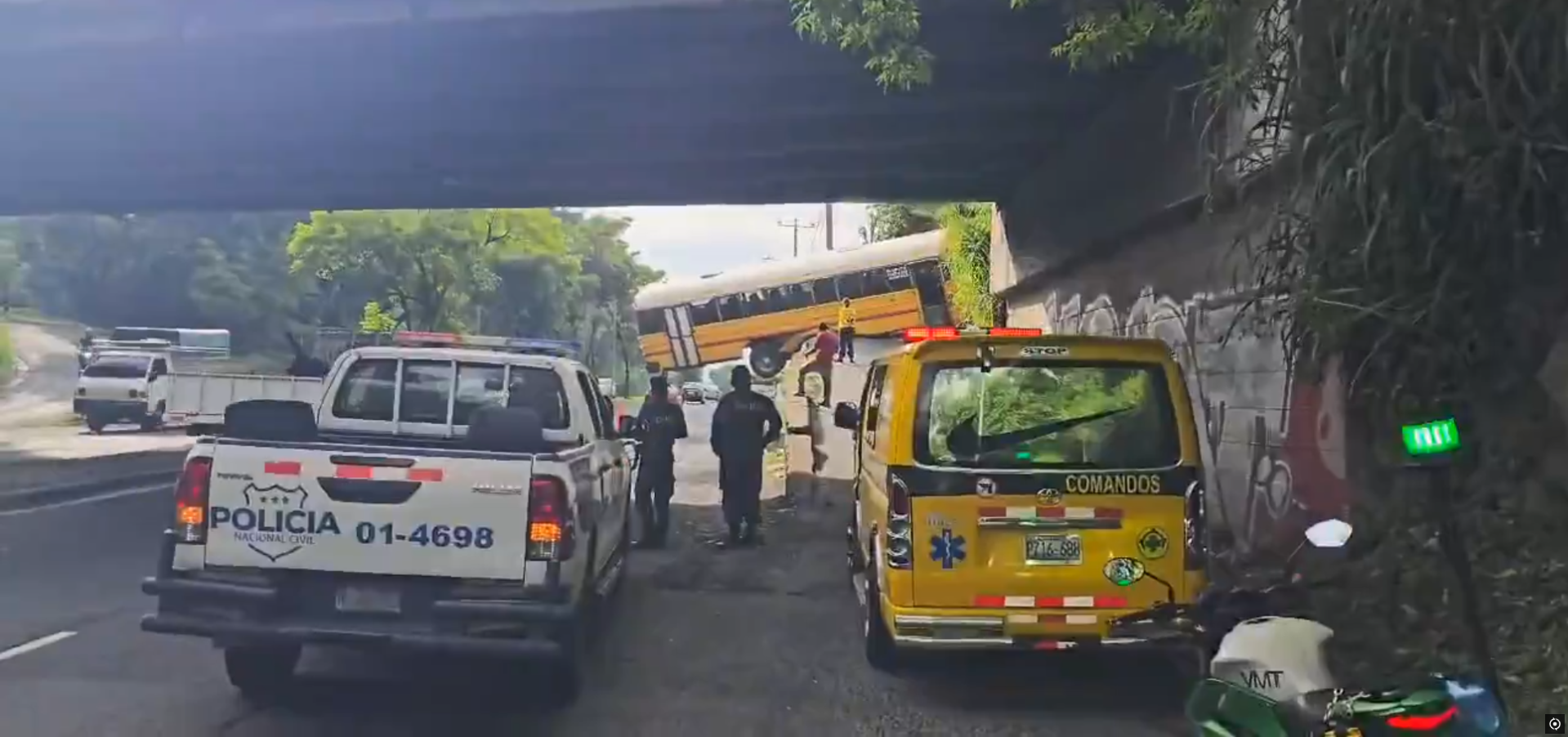 Autoridades controlan el paso vehicular tras un siniestro vial en el puente San José, Soyapango. Foto: @VMTSV.