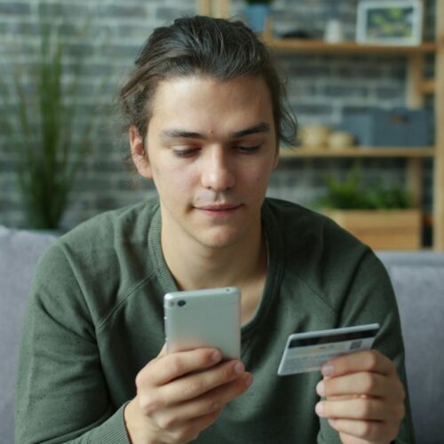 Las fintech permiten a los jóvenes ahorrar e invertir desde temprano con herramientas digitales. Foto: Unplash / Vitaly Gariev