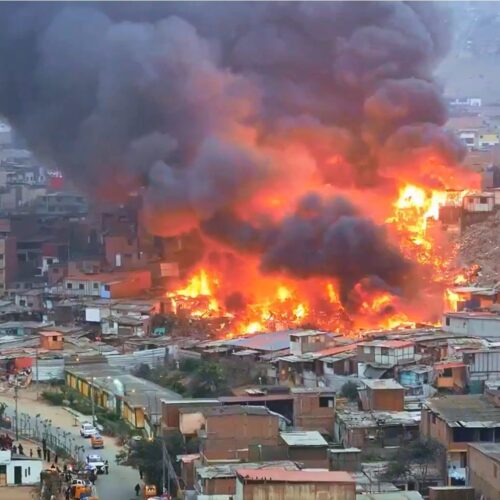 Incendio de gran magnitud consume decenas de casas en San Juan de Miraflores, Lima. Foto: Cortesía.
