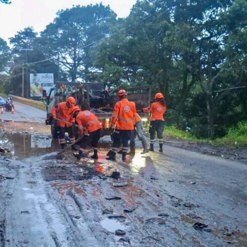 Ministro Fernando López explica impacto de tormentas y sistemas climáticos en El Salvador. Zonas orientales y cordilleras en máximo riesgo por deslizamientos e inundaciones. Foto: @PROCIVILSV