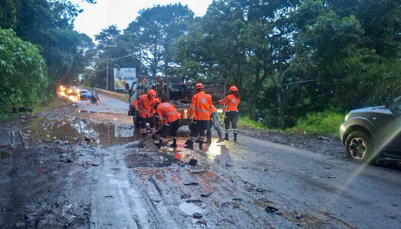 Ministro Fernando López explica impacto de tormentas y sistemas climáticos en El Salvador. Zonas orientales y cordilleras en máximo riesgo por deslizamientos e inundaciones. Foto: @PROCIVILSV