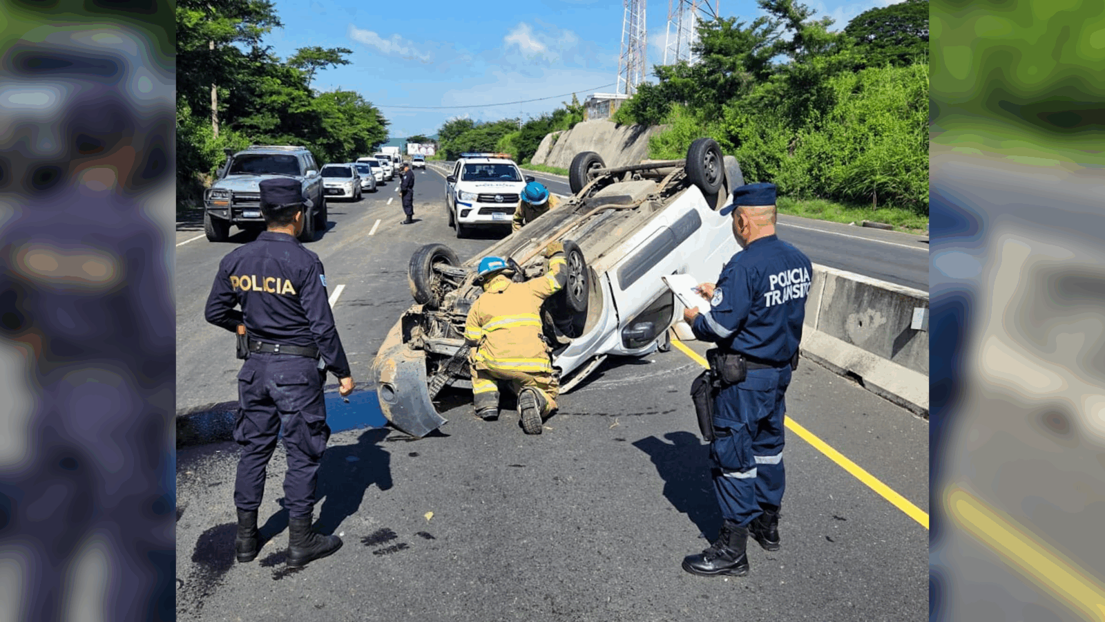 Vehículo volcado en la carretera Litoral, donde dos personas resultaron lesionadas. Foto: @PNCSV.