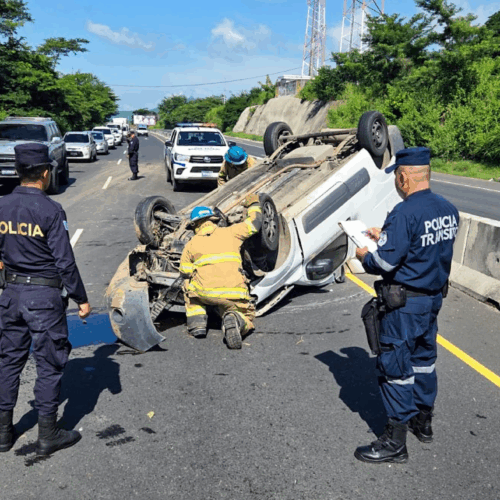 Vehículo volcado en la carretera Litoral, donde dos personas resultaron lesionadas. Foto: @PNCSV.
