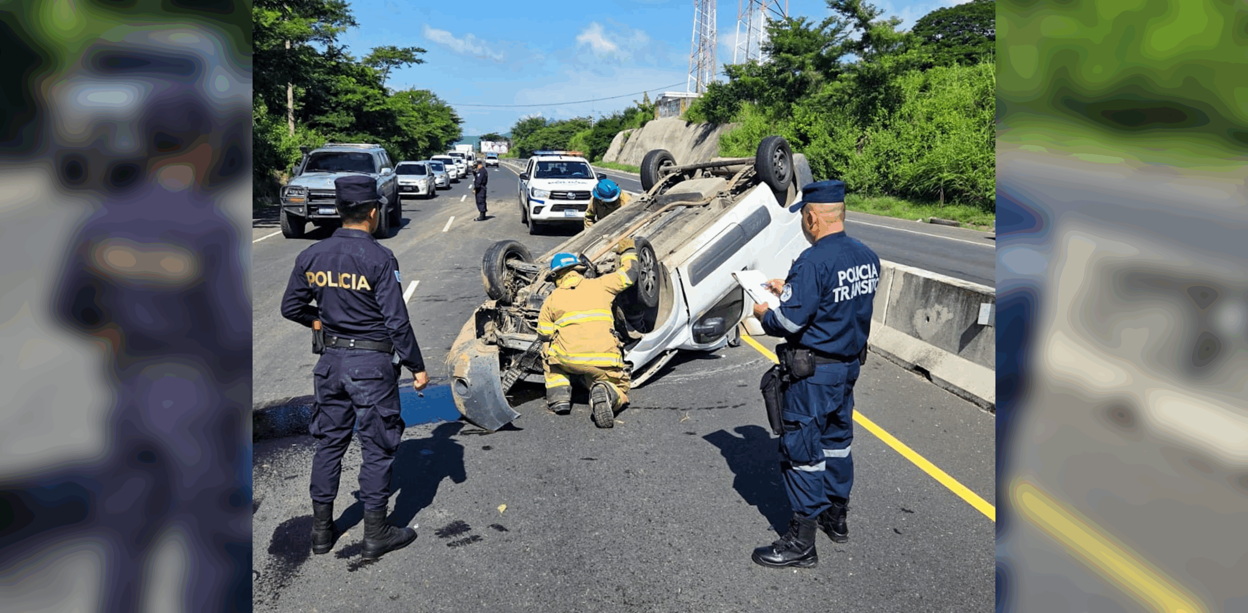Vehículo volcado en la carretera Litoral, donde dos personas resultaron lesionadas. Foto: @PNCSV.
