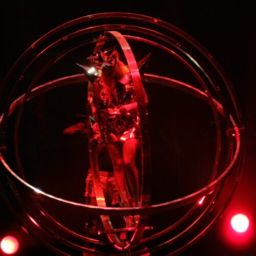 Lady Gaga en el icónico videoclip de "Bad Romance", un éxito que sigue inspirando a generaciones. Foto: Wikimedia Commons.