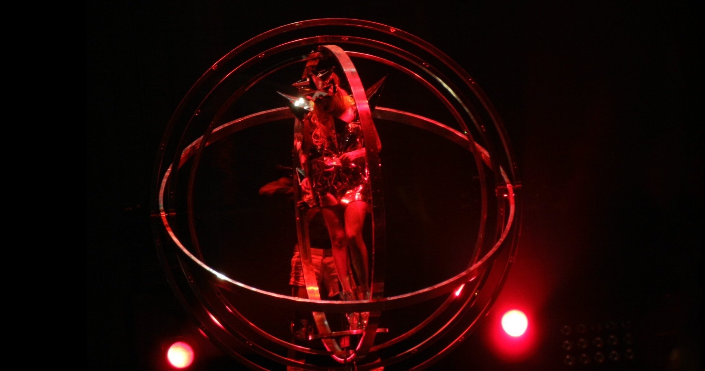 Lady Gaga en el icónico videoclip de "Bad Romance", un éxito que sigue inspirando a generaciones. Foto: Wikimedia Commons.