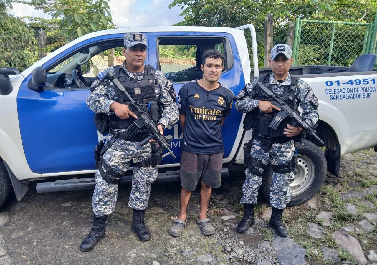 Juan Pablo Mancía Bernal, capturado por la PNC como presunto responsable de un homicidio en San Marcos, San Salvador Sur. Foto: @PNCSV.