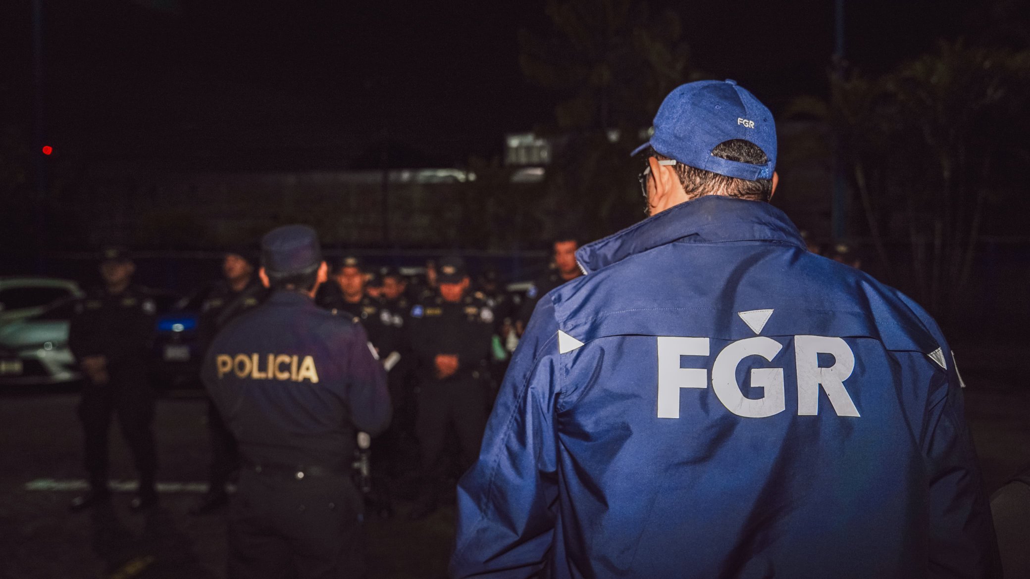 Agentes de la FGR y la PNC allanan locales y detienen a miembros de una red de estafas virtuales. Foto: @FGR_SV.