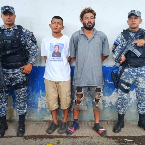 La PNC capturó a dos hombres en el cantón La Presa, Santa Ana, tras una pelea con corvo. Ambos fueron remitidos por desórdenes públicos. Foto: @PNCSV.