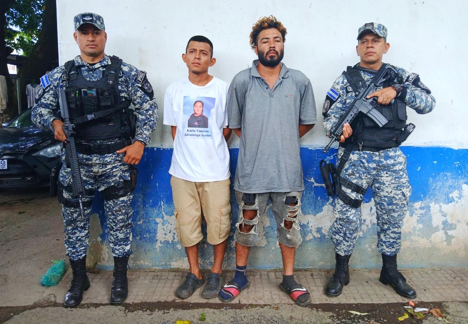 La PNC capturó a dos hombres en el cantón La Presa, Santa Ana, tras una pelea con corvo. Ambos fueron remitidos por desórdenes públicos. Foto: @PNCSV.