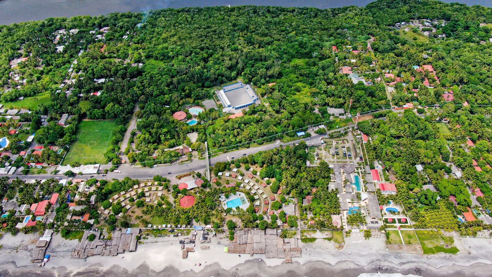 Pie de foto: El Parque Recreativo Costa del Sol ofrece palapas, piscinas y áreas seguras para niños, ideal para disfrutar en familia. Foto: Parque Recreativo Costa del Sol