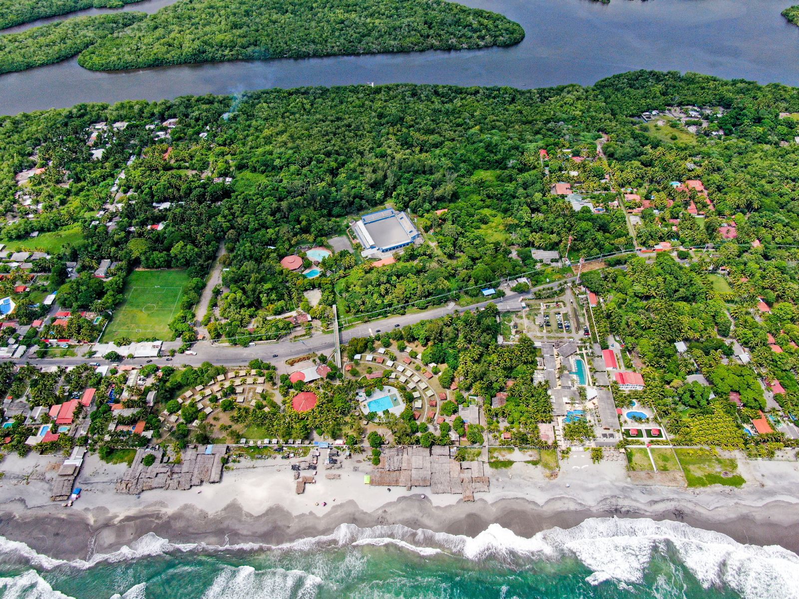 Pie de foto: El Parque Recreativo Costa del Sol ofrece palapas, piscinas y áreas seguras para niños, ideal para disfrutar en familia. Foto: Parque Recreativo Costa del Sol