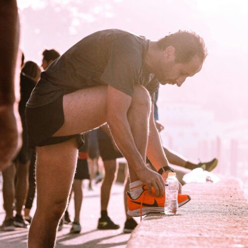 Caminar por más tiempo continuo mejora más la salud cardiovascular que hacerlo en intervalos cortos. Pexels / RUN 4 FFWPU