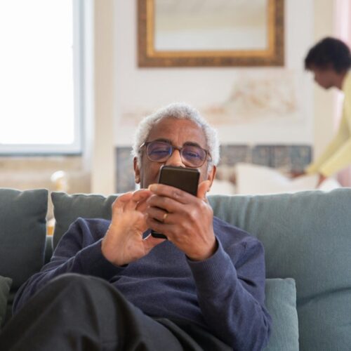 Estar sentado por largas horas afecta la salud vascular, pero una dieta rica en antioxidantes puede mitigar sus efectos. Foto: Pexels / Kampus Production