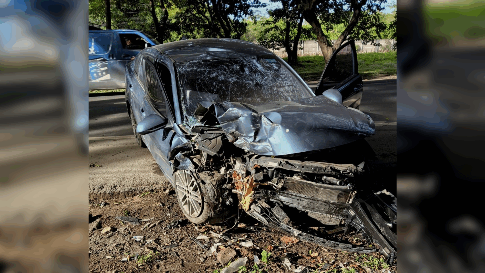 Agentes de la PNC atienden a un conductor tras un accidente vial por exceso de velocidad en la carretera San Salvador-Santa Ana. Foto: @PNCSV.