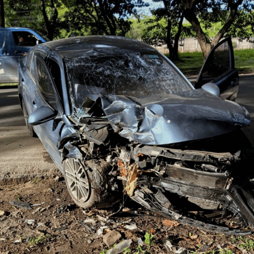 Agentes de la PNC atienden a un conductor tras un accidente vial por exceso de velocidad en la carretera San Salvador-Santa Ana. Foto: @PNCSV.