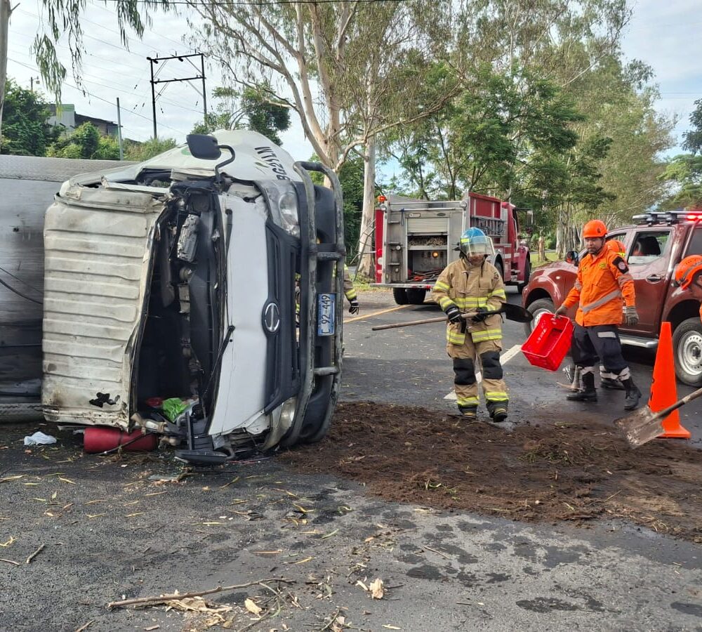 Equipo táctico de Protección Civil y Bomberos trabajan en la limpieza de aceite tras accidente en la Panamericana. Foto: @PROCIVILSV