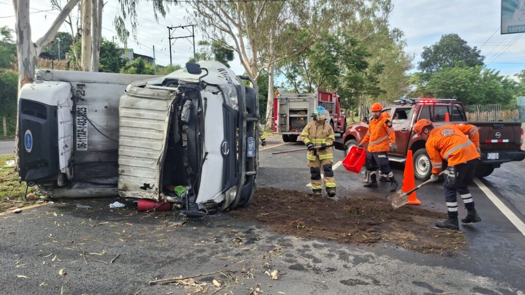 Equipo táctico de Protección Civil y Bomberos trabajan en la limpieza de aceite tras accidente en la Panamericana. Foto: @PROCIVILSV