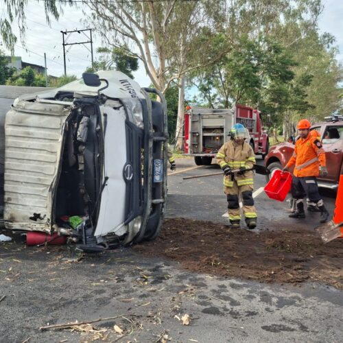 Equipo táctico de Protección Civil y Bomberos trabajan en la limpieza de aceite tras accidente en la Panamericana. Foto: @PROCIVILSV