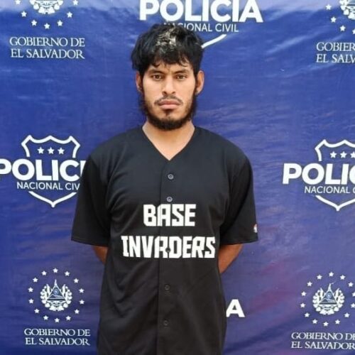 La PNC capturó a José Francisco Sarceño Cañas, presunto integrante de la pandilla 18S, acusado de amenazar a residentes de Izalco, Sonsonate. Foto: @PNCSV
