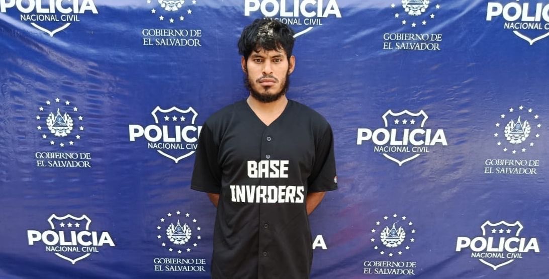 La PNC capturó a José Francisco Sarceño Cañas, presunto integrante de la pandilla 18S, acusado de amenazar a residentes de Izalco, Sonsonate. Foto: @PNCSV
