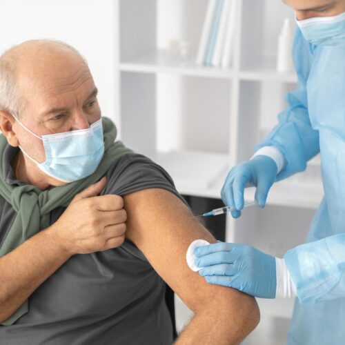 Un estudio explica por qué las vacunas pierden eficacia con la edad y propone nuevas estrategias para mejorar su efectividad. Foto: Freepik.com